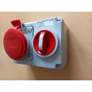 Falon kívüli táp-doboz kapcsolóval 3P+N+F 16A 380V IP54