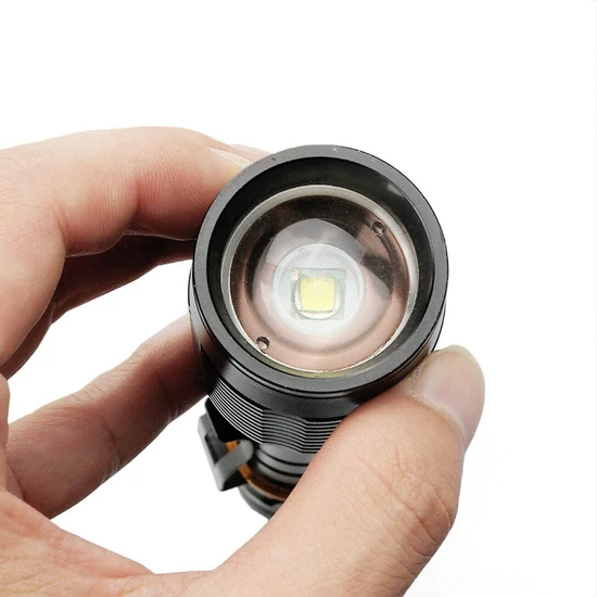 LED-es zseblámpa fokuszálható, 2db 3,7 V-os akkumulátorral, töltővel