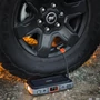 NEBO NEB-PBK-0004-G Assist-Air Jump Starter, 1500 A, 55,5 Wh akkumulátor, 120 PSI, 1x USB-A (2,1 A), 1x USB-C (20 W), 200 lm, indítás rásegítő NEB-PBK-0004-G